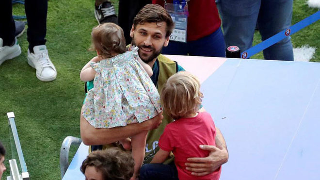 Fernando Llorente with his children in the stands at the Wanda...