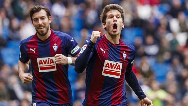 Cardona celebra un gol con el Eibar en el Santiago Bernabu.