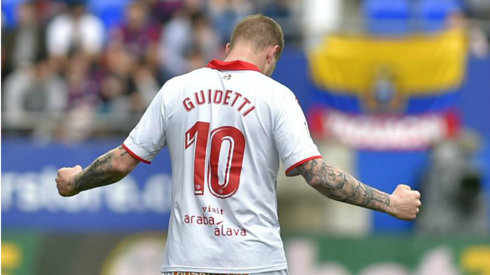 Guidetti celebra un gol con el Alavs.