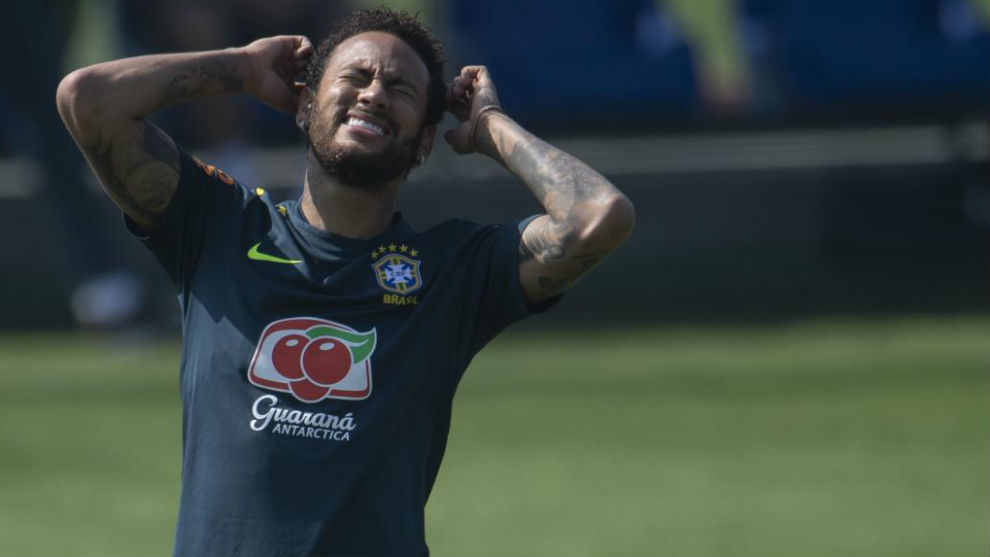 Neymar se lamenta durante un entrenamiento con Brasil.
