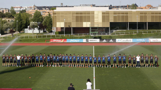 The Spanish national team during the minute&apos;s silence.