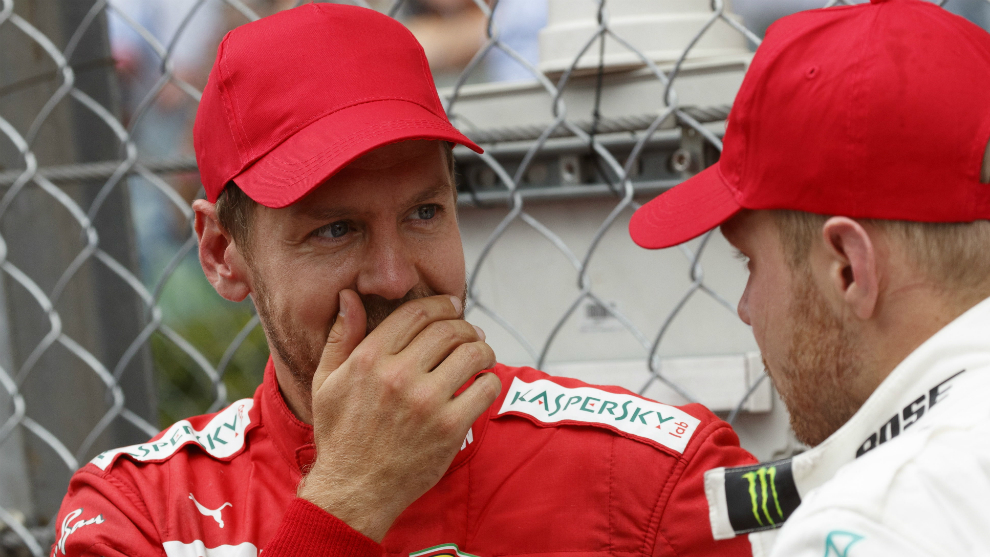 Vettel habla con Bottas.