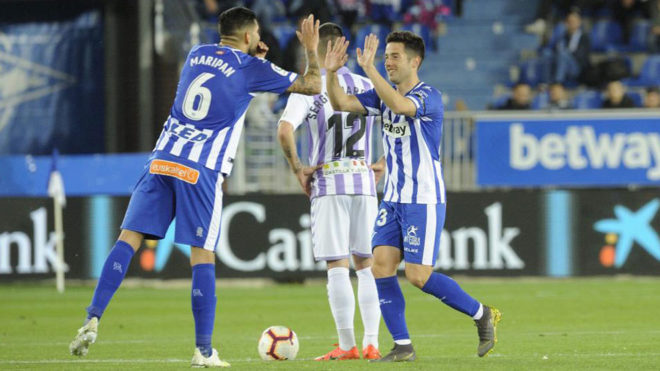 Maripán y Jony se felicitan tras un gol del Alavés.