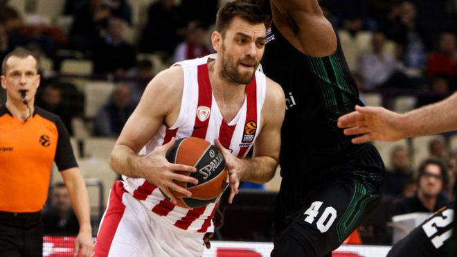 Kostas Mantzaris jugando con el Olympiacos en la Euroliga