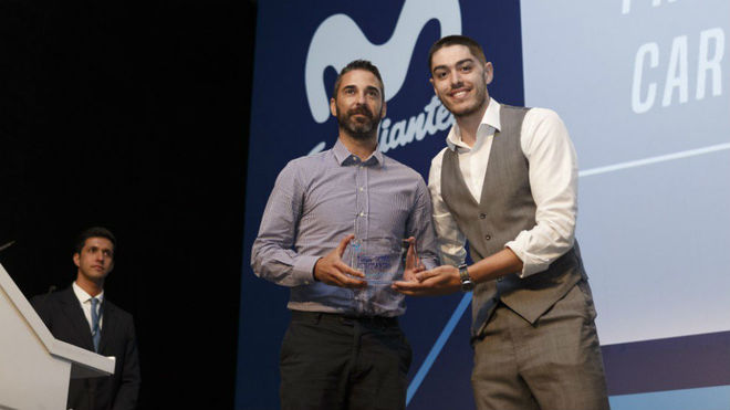 Juan Carlos Navarro recibe el premio de manos de Edgar Vicedo, jugador...