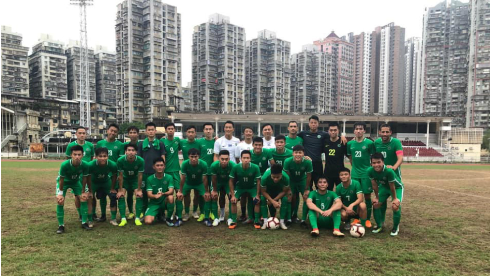 Los futbolistas de Macao posan durante un entrenamiento de cara a las...