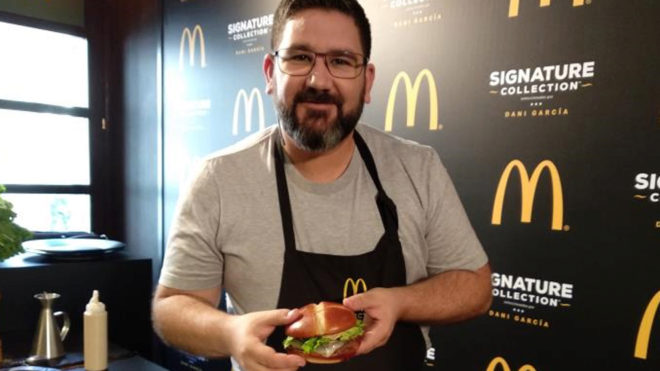 Dani Garca con una de sus creaciones para McDonald&apos;s