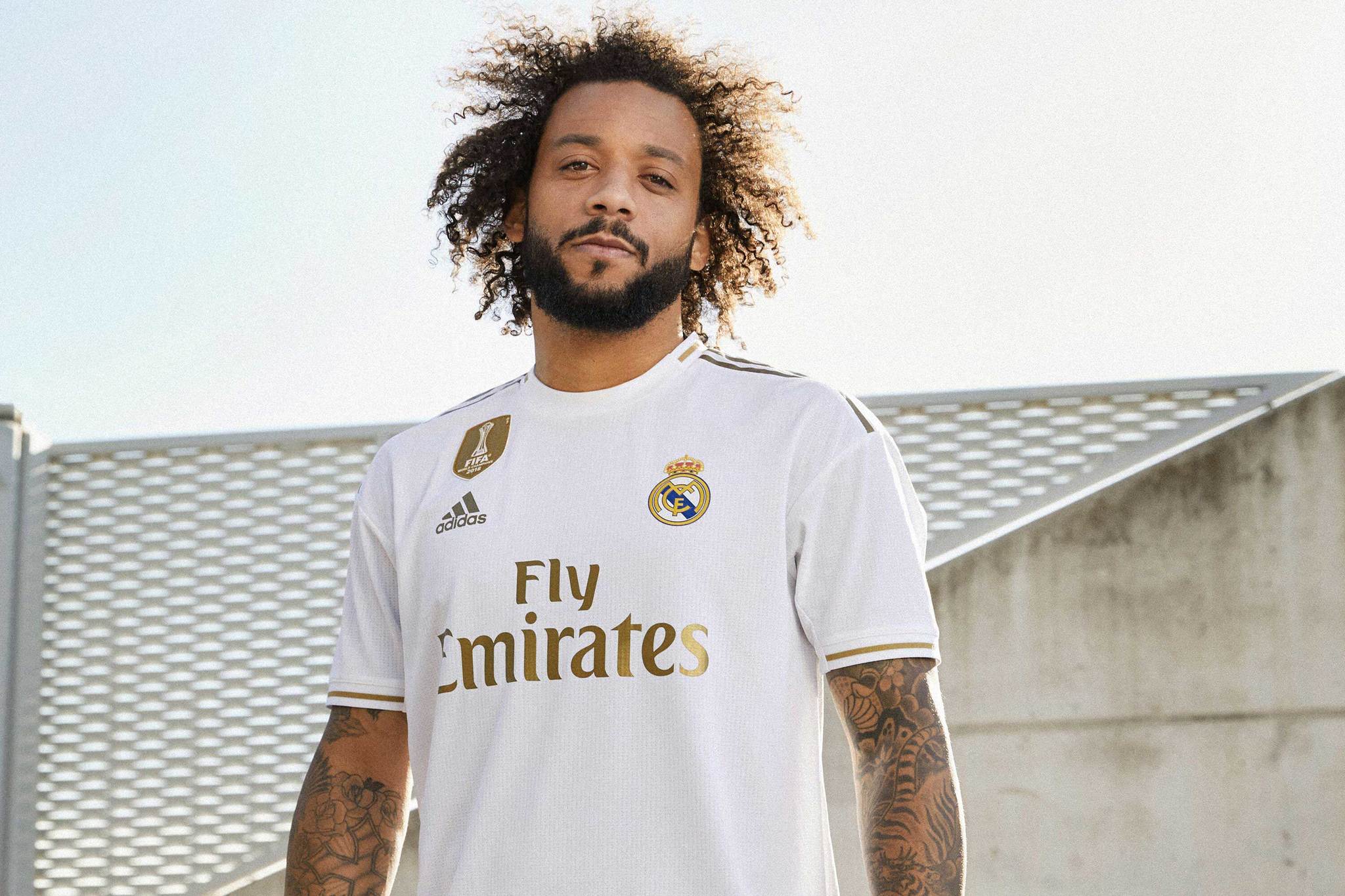La nueva camiseta del Real Madrid, al la corona de oro, el precio, los dorsales... - El Real Madrid ha presentado su nueva camiseta... | MARCA.com