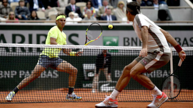Nadal y Federer en pleno partido.