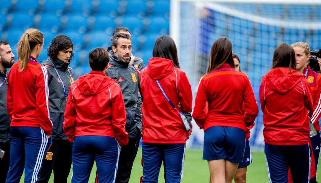 Jorge Vilda da una charla a sus jugadoras en el csped del Stade...
