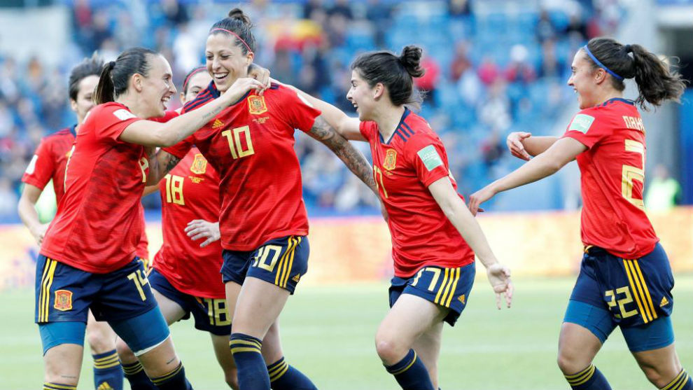 Las jugadoras de Espaa celebran un gol de Jenni ante Sudfrica.