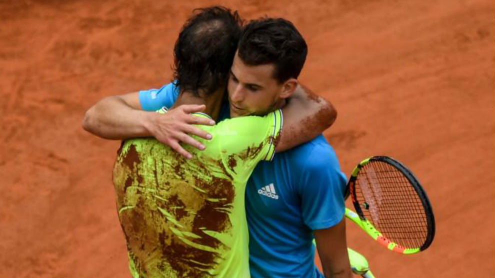 Nadal y Thiem se funden en un abrazo tras la final de Roland Garros