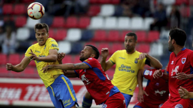 Ledes intenta evitar el remate de un jugador de Las Palmas.