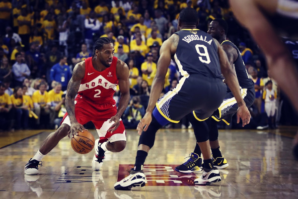 Kawhi Leonard, jugador de Toronto Raptos, en una accin de ataque de las finales de la NBA 2019.