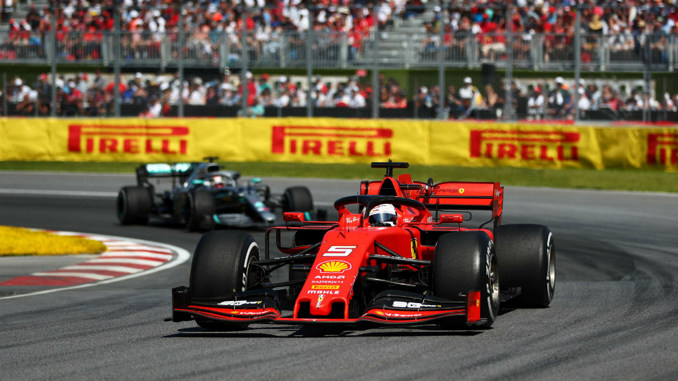 Vettel, liderando la carrera en Montreal por delante de Hamilton.