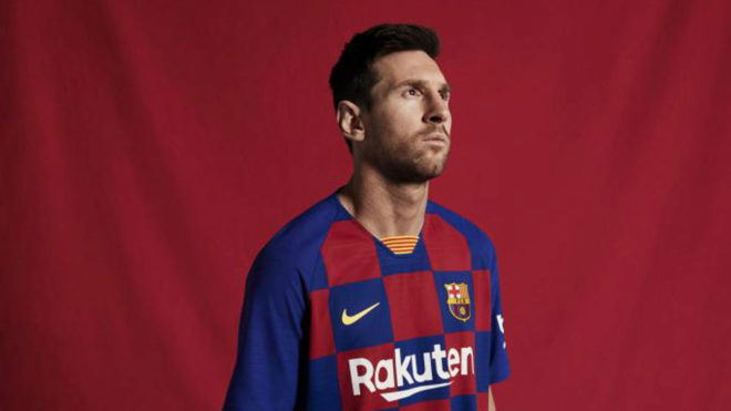 Lionel Messi in Barcelona&apos;s new home shirt for the 2019/20 season.