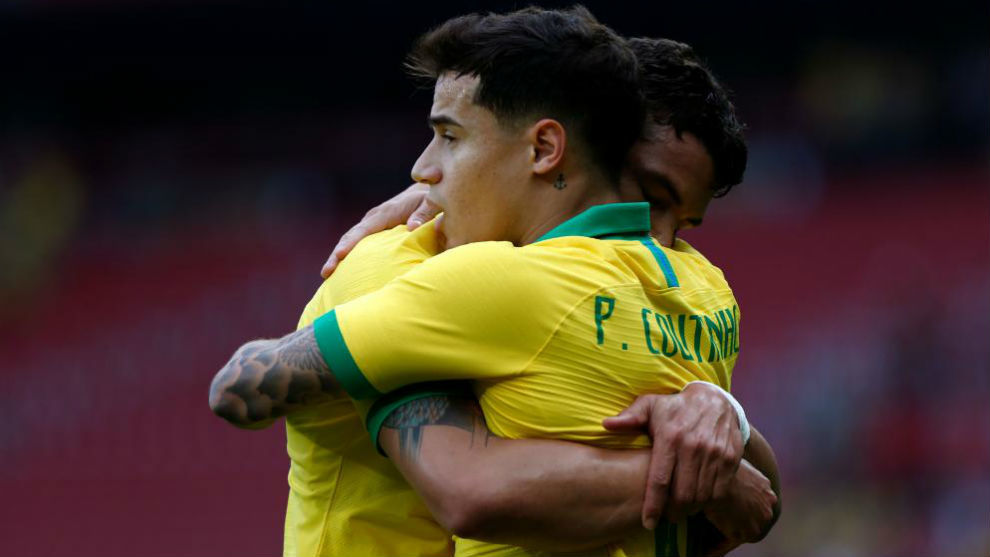 Thiago Silva and Philippe Coutinho embrace.