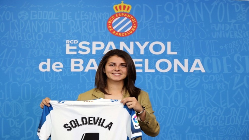 Paola Soldevila posa con la camiseta del Espanyol.