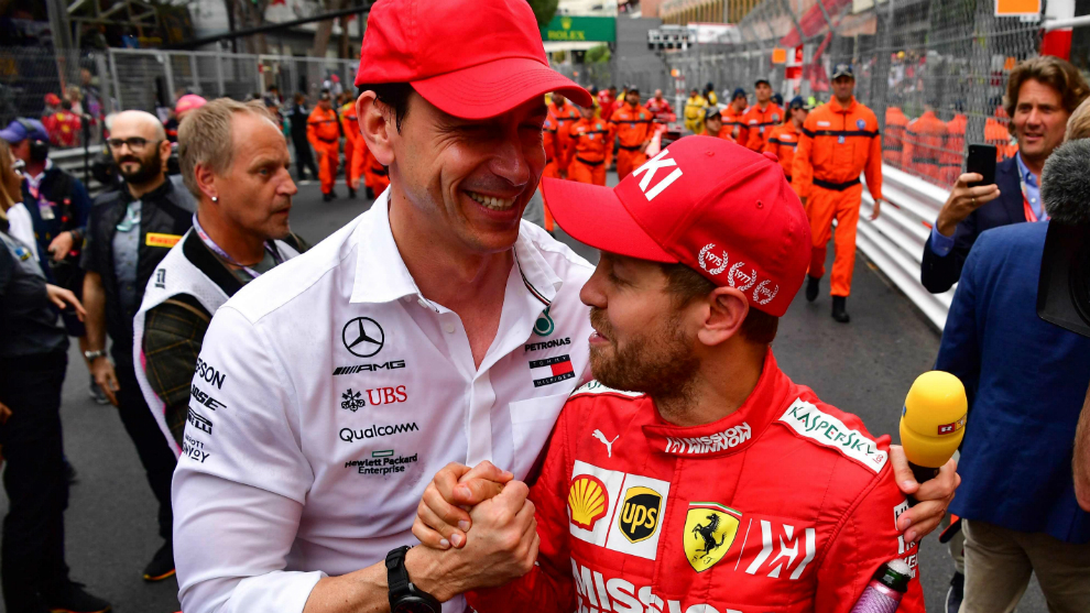 Wolff saluda a Vettel.