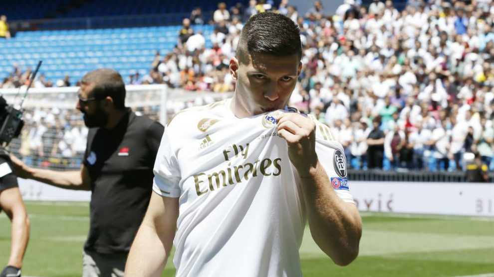 Luka Jovic kissing Real Madrid&apos;s badge for the first time on the...