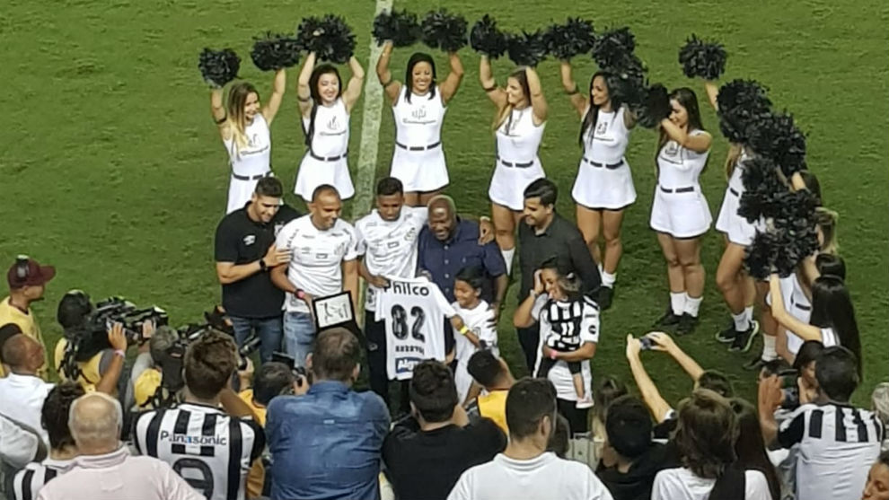 Rodrygo, with his family, receiving the commemorative shirt.