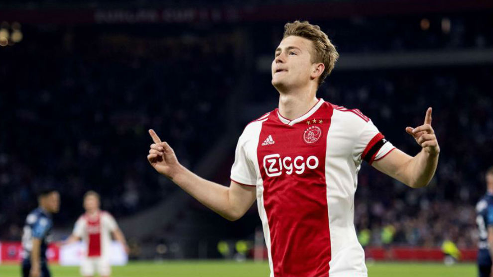 Matthijs de Ligt celebrating a goal for Ajax.