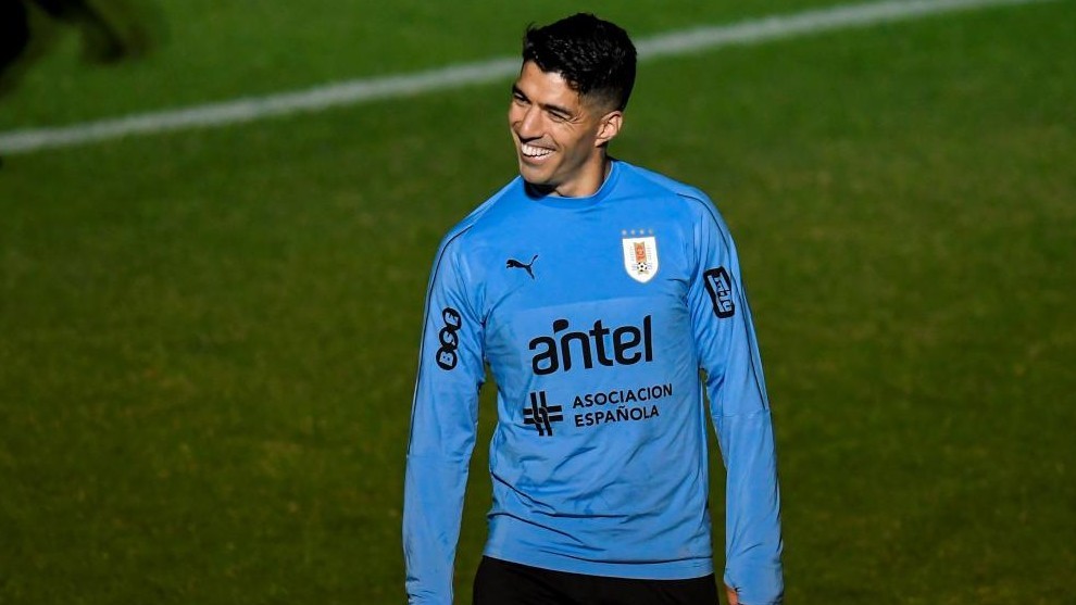Luis Suarez training with Uruguay.