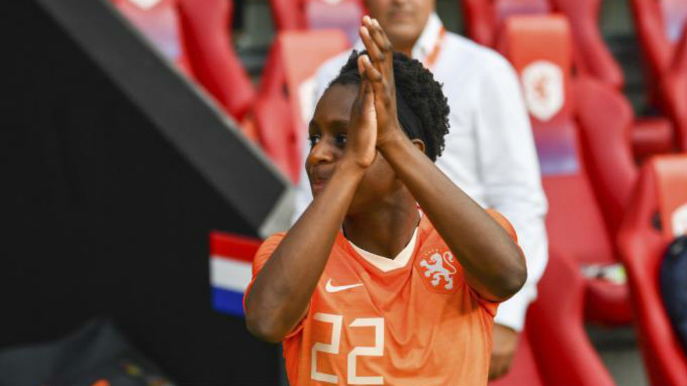 Liza van der Most saluda durante un partido del Mundial de Francia.