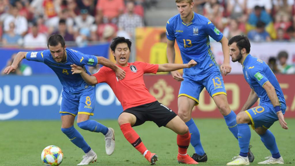 Kang In Lee rodeado de contrarios en la final del Mundial Sub 20 ante...