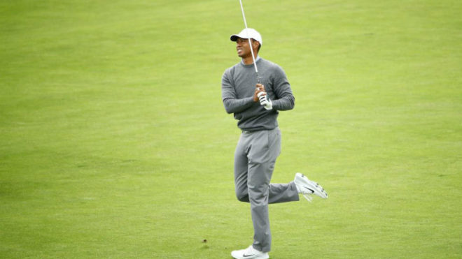 Tiger Woods observa la trayectoria de su bola.