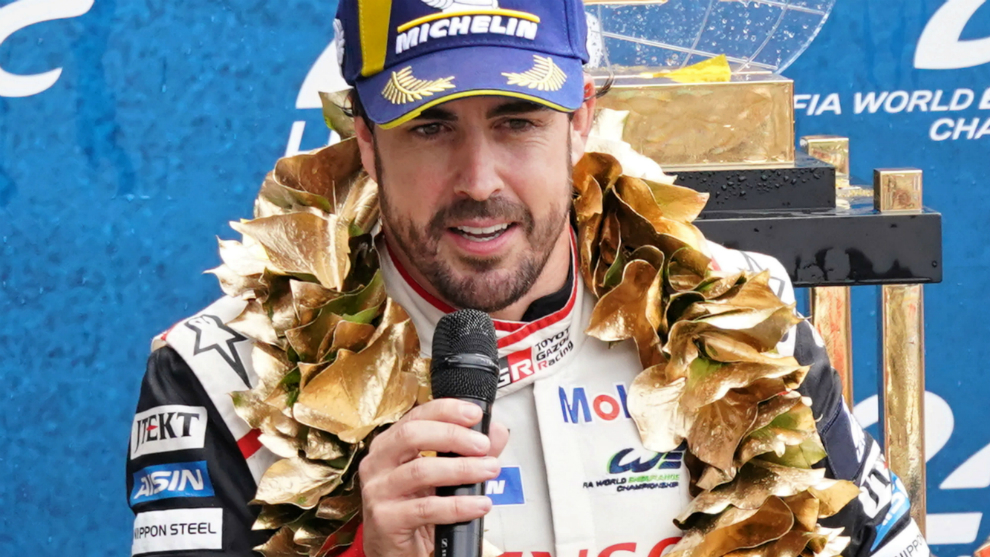 Alonso habla en el podio de Le Mans.