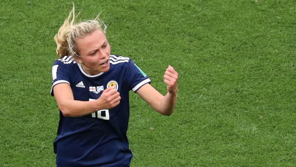Claire Emslie celebra el primer gol de Escocia en un Mundial.