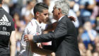 James se abraza a Ancelotti durante su etapa en el Real Madrid.