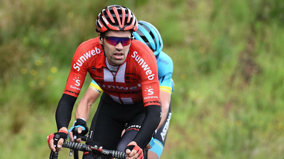 Tom Dumoulin, marcado por Gorka Izagirre, en la segunda etapa del Dauphin 2019.