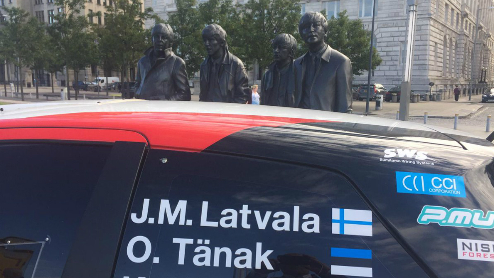 Las figuras de los Beatles, tras el Toyota de Latvala, Tnak y Meeke.