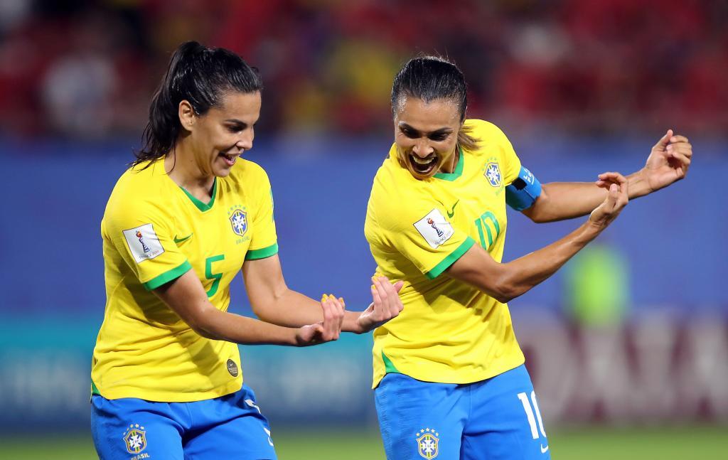 Marta celebra un gol en el Mundial junto a una compaera.