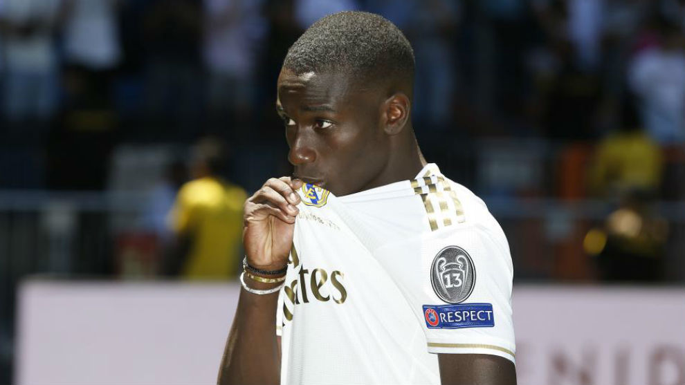 Mendy kisses the Real Madrid badge during his presentation.