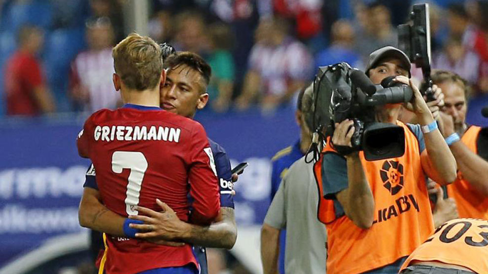 Neymar y Griezmann se abrazan.