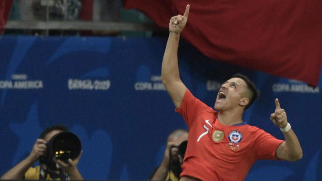 Alexis Snchez celebra su gol a Ecuador.