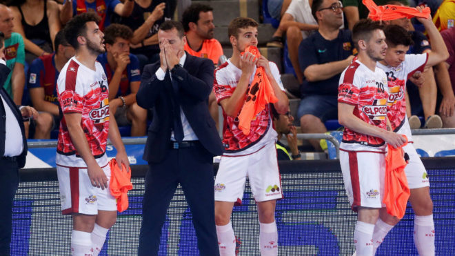 Diego Giustozzi y los jugadores de ElPozo se lamentan en el banquillo.