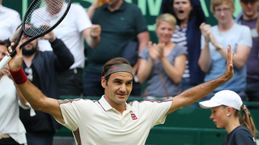 Federer levanta los brazos en seal de triunfo