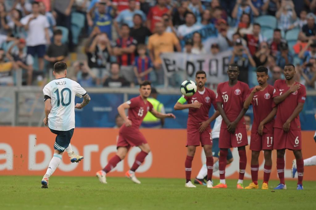 Argentinas Lionel <HIT>Messi</HIT> (L) takes a free-kick during the Copa America football tournament group match against Qatar at the Gremio Arena in Porto Alegre, Brazil, on June 23, 2019. (Photo by Carl DE SOUZA / AFP)