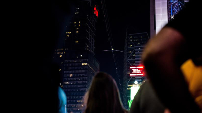Dos hermanos equilibristas cruzan Times Square por un cable a 25 pisos...