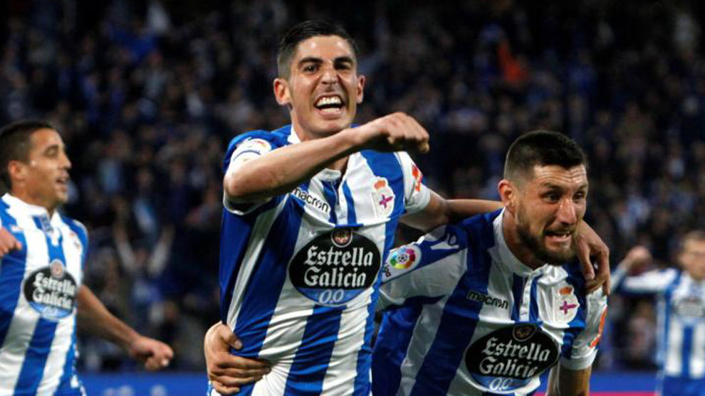 Carlos Fernndez celebra un gol con el Deportivo junto a Borja Valle.