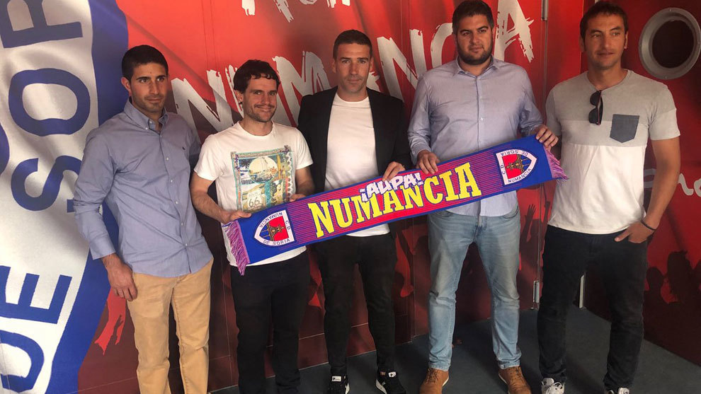 Luis Carrin, nuevo entrenador del Numancia, posa junto a sus...