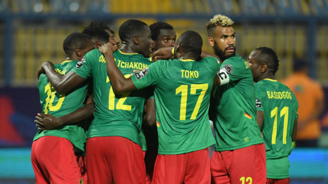 Los jugadores de Camern celebran uno de sus goles a Guinea-Bisu.