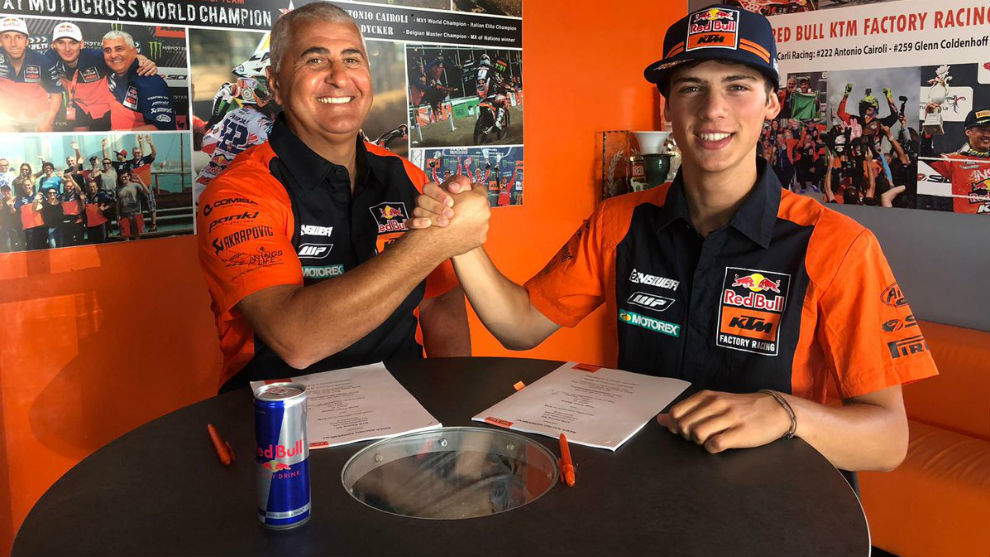 Prado, en la firma de su nuevo contrato con KTM