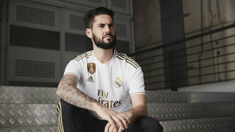 Isco posing in the new Real Madrid shirt.