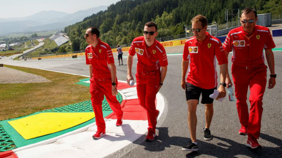 Vettel, junto a sus ingenieros, inspeccionando el Red Bull Ring a su...