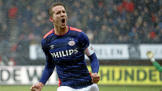 Luuk de Jong celebra un gol con el PSV.